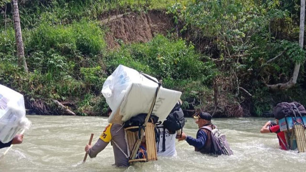 Cerita Polisi Jalan Kaki Terobos Sungai hingga Hutan Belantara Antar Logistik Pilkada ke Pelosok Banggai