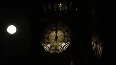 Bulan purnama pertama tahun ini yang dikenal sebagai Wolf Moon terlihat di balik jam saat perbaikan Menara Elizabeth, yang dikenal sebagai Big Ben dan Gedung Parlemen, di London, Senin (17/1/2022). Wolf Moon adalah sebutan untuk bulan purnama pertama di Januari. (AP Photo/Matt Dunham)
