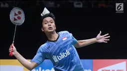 Tunggal putra Indonesia, Anthony Sinisuka Ginting mengembalikan kok ke arah Chen Long (China) pada perempat final Indonesia Masters 2018 di Istora Senayan, Jakarta, Jumat (26/1).  Anthony unggul 21-11 16-21 21-18. (Liputan6.com/Helmi Fithriansyah)