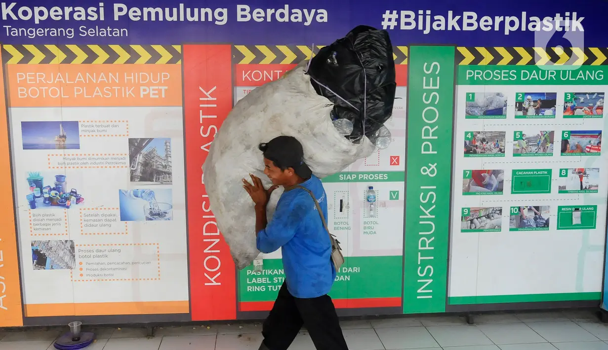 Koperasi Pemulung Berdaya menghasilkan produk plastik cacah dan plastik pres sebagai bahan pelet plastik daur ulang dengan omzet mencapai Rp 1,5 miliar per bulan. (merdeka.com/Arie Basuki)
