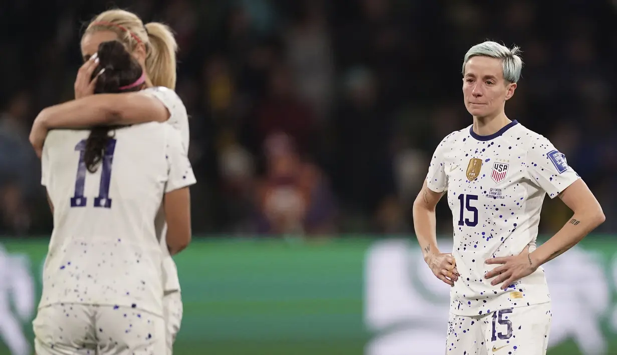 Pemain Amerika Serikat, Megan Rapinoe (kanan) setelah kalah dari Swedia pada babak adu penalti saat laga 16 besar Piala Dunia Wanita 2023 di Melbourne Rectangular Stadium, Melbourne, Australia, 6 Agustus 2023. (AP Photo/Scott Barbour)