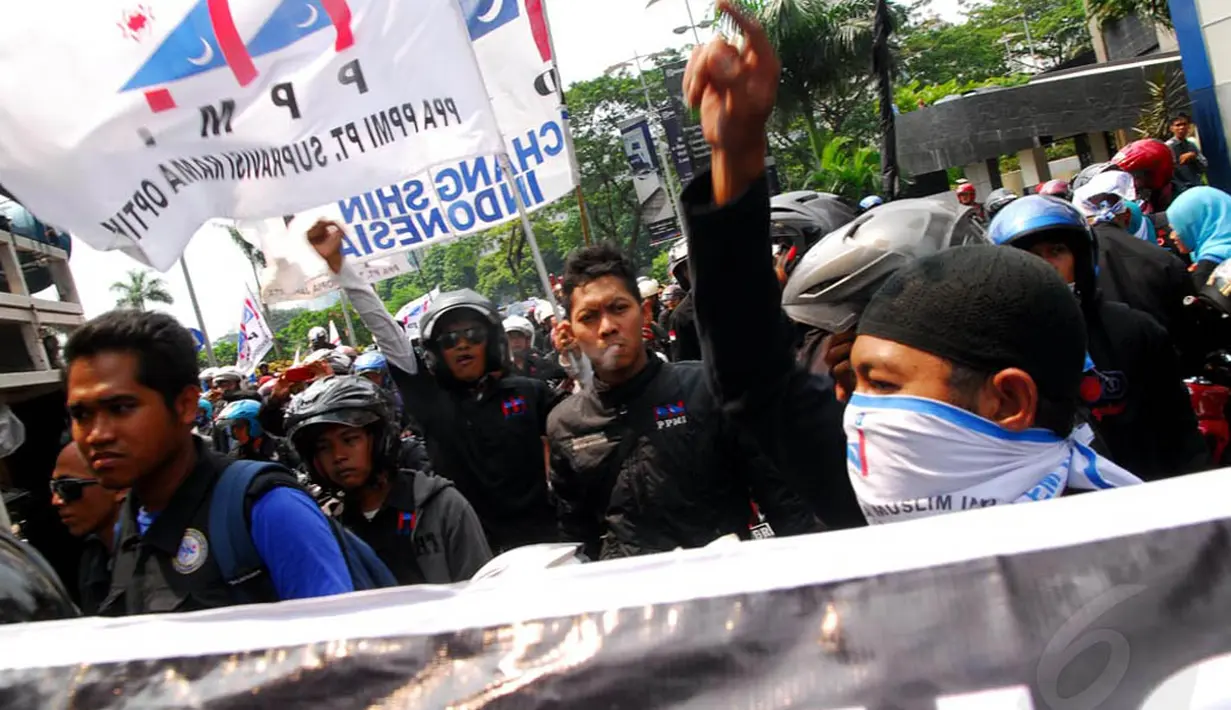 Sebagian besar buruh yang memakai baju hitam itu membawa bendera serikat pekerja dalam aksi demonya, Rabu (30/4/14). (Liputan6.com/Miftahul Hayat) 