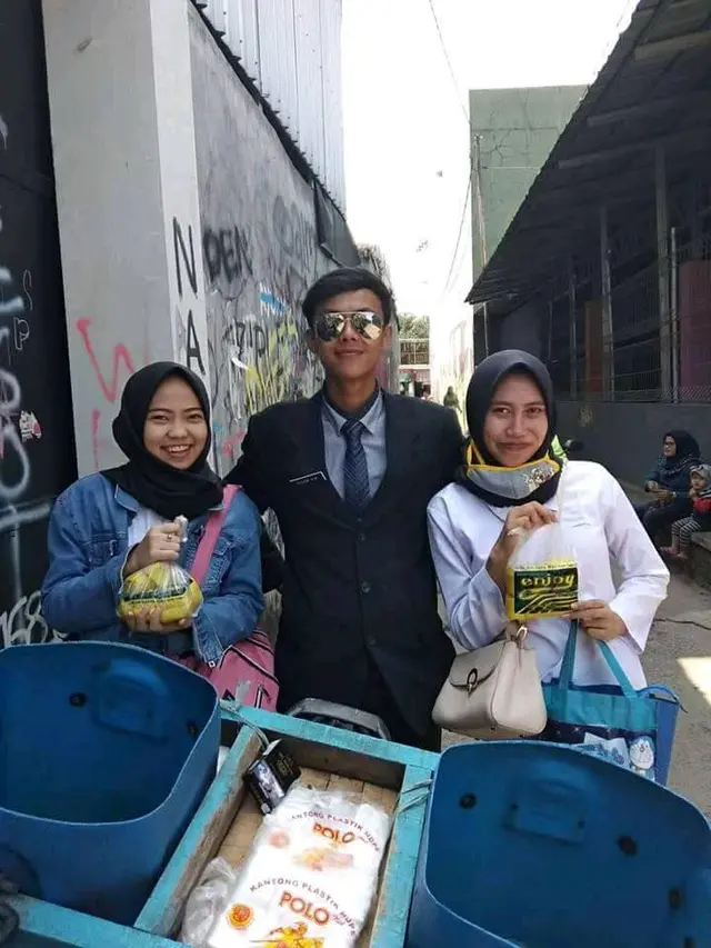 Unik, Tukang Tahu Asal Bogor Jualan Sambil Pakai Jas