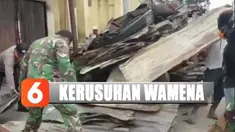 Aparat TNI dan Polri bantu warga membersihkan puing-puing bangunan akibat kerusuhan Wamena, Papua.