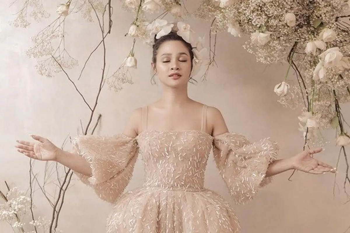 7 Gaya Pemotretan Terbaru Andien dengan Tema Floral, Memesona