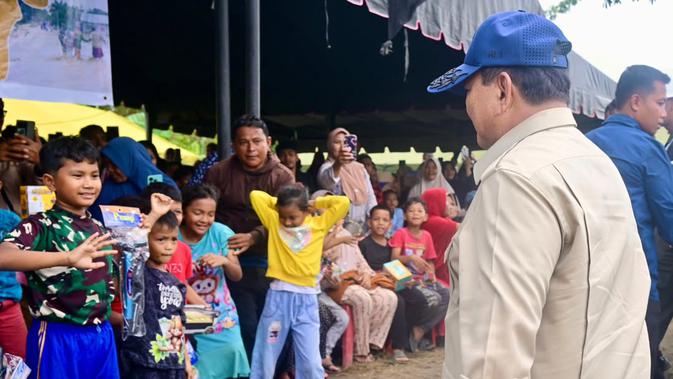 Seskab Teddy Ungkap Prabowo Bawakan Mainan untuk Anak-Anak Korban Bencana Banjir Aceh