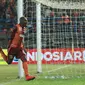 Ekspresi pemain Borneo FC, Boaz Solossa, setelah mencetak gol ketiga ke gawang Persib dalam laga leg pertama perempatfinal Piala Presiden 2015 di Stadion Segiri, Samarinda, Minggu (20/9/2015). (Bola.com/M. Ridwan)