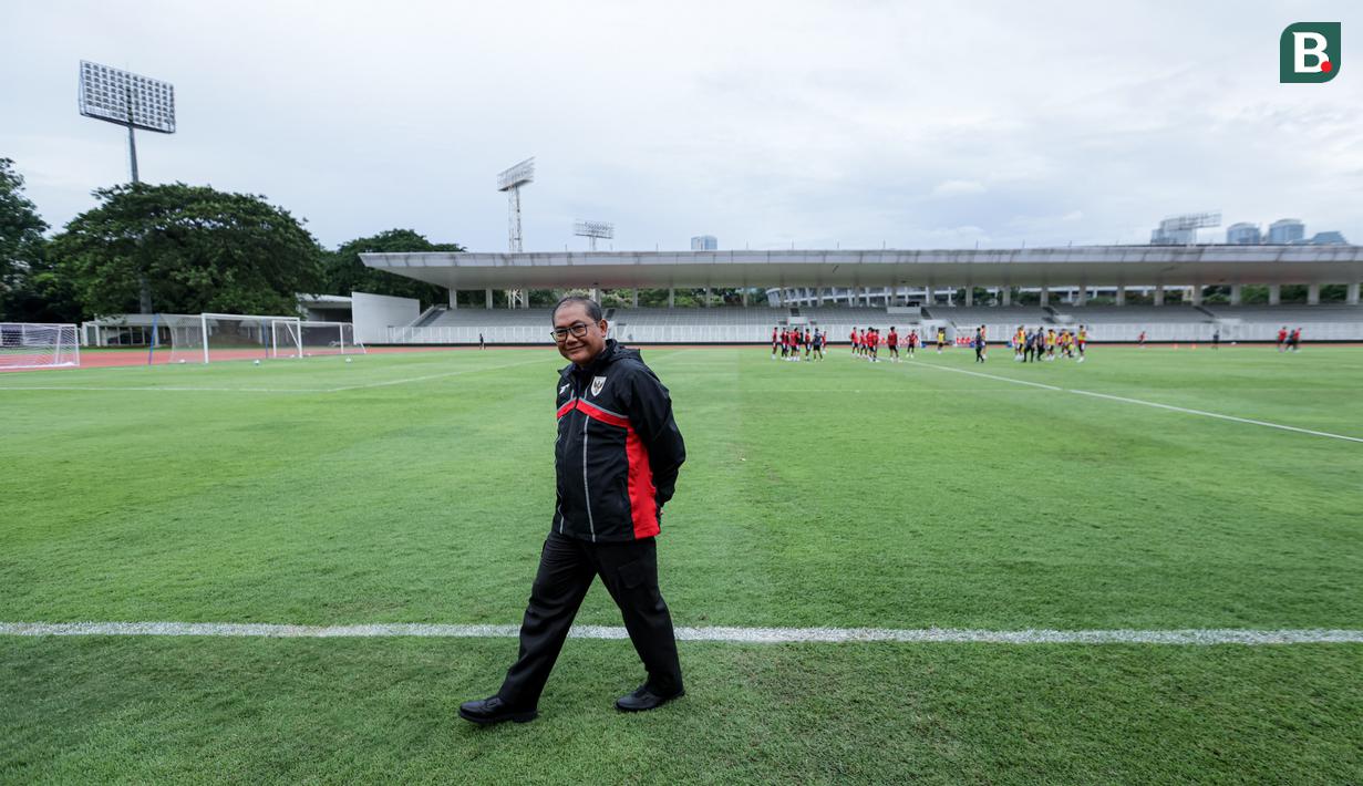 <p>Manajer Timnas Indonesia U-22, Sumardji saat memantau latihan perdana menjelang SEA Games 2025 di Stadion Madya, Kompleks Stadion Utama Gelora Bung Karno (SUGBK), Senayan, Jakarta, Selasa (11/11/2025). (Bola.com/Bagaskara Lazuardi)</p>