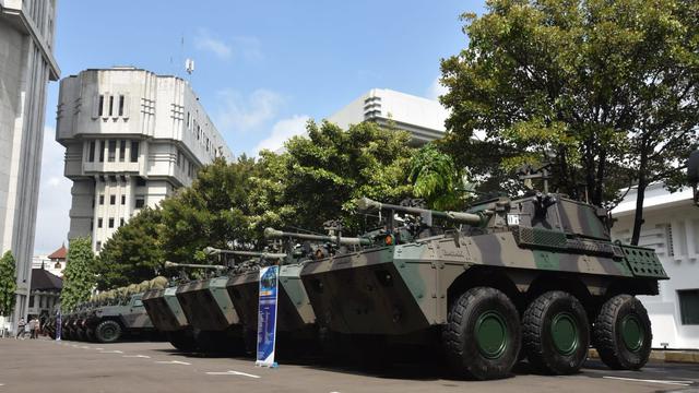 Menteri Pertahanan Prabowo Subianto menyerahkan berbagai kendaraan fungsi khusus buatan PT Pindad secara simbolis kepada Kasad, Jenderal TNI Dudung Abdurachman. (Dok Pindad)