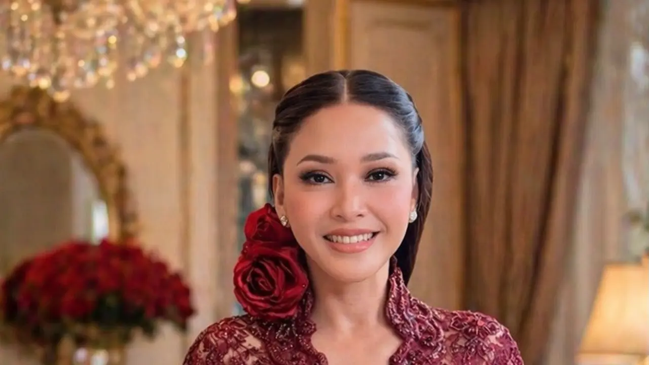 Pesona Kartini Era Kini, Maia Estianty Tampil Anggun dalam Balutan Kebaya Merah Anne Avantie