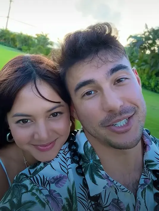 Sama halnya dengan Alyssa, Aurelie Moeremans juga dilamar sang kekasih bergaya tropis di Hawaii. [@aurelie]