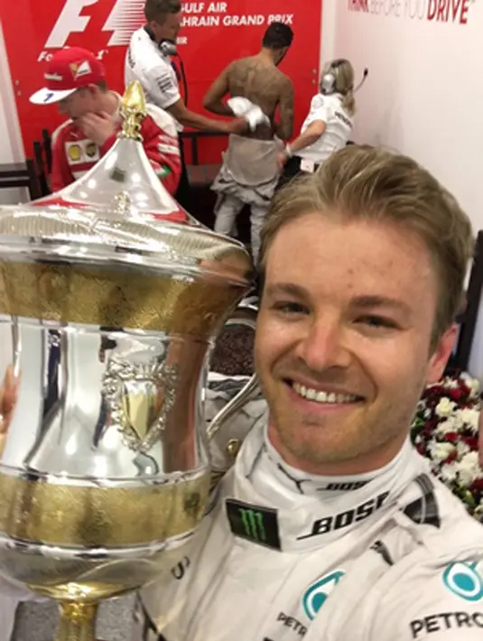 Pebalap Mercedes, Nico Rosberg, berpose dengan trofi juara F1 GP Bahrain. (Bola.com/Twitter)