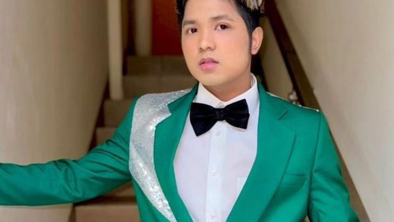 Jirayut menjadi host pada acara Dangdut Academy 6 dengan setelan hijau yang segar.