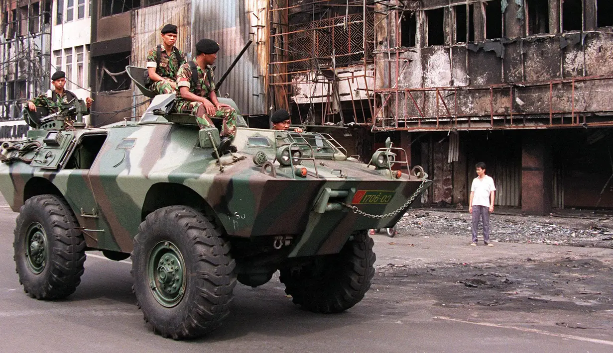 Pada 16 Mei 1998, kendaraan lapis baja melakukan patroli di Pecinan Jakarta setelah aksi kerusuhan  yang terjadi tanggal 13-15 Mei. Bulan Mei 1998 merupakan momen penting dalam sejarah Indonesia, juga momen penting bagi Soeharto. (EMMANUEL DUNAND/AFP)