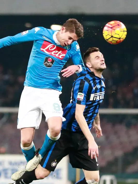 Gelandang Napoli, Jorginho (kiri) berebut bola udara dengan gelandang Inter Milan, Marcelo Brozović pada lanjutan Liga Serie A di  San Paolo, Naples, Italia (30/11). Napoli menang atas Inter Milan dengan skorg 2-1. (AFP/CARLO Hermann)