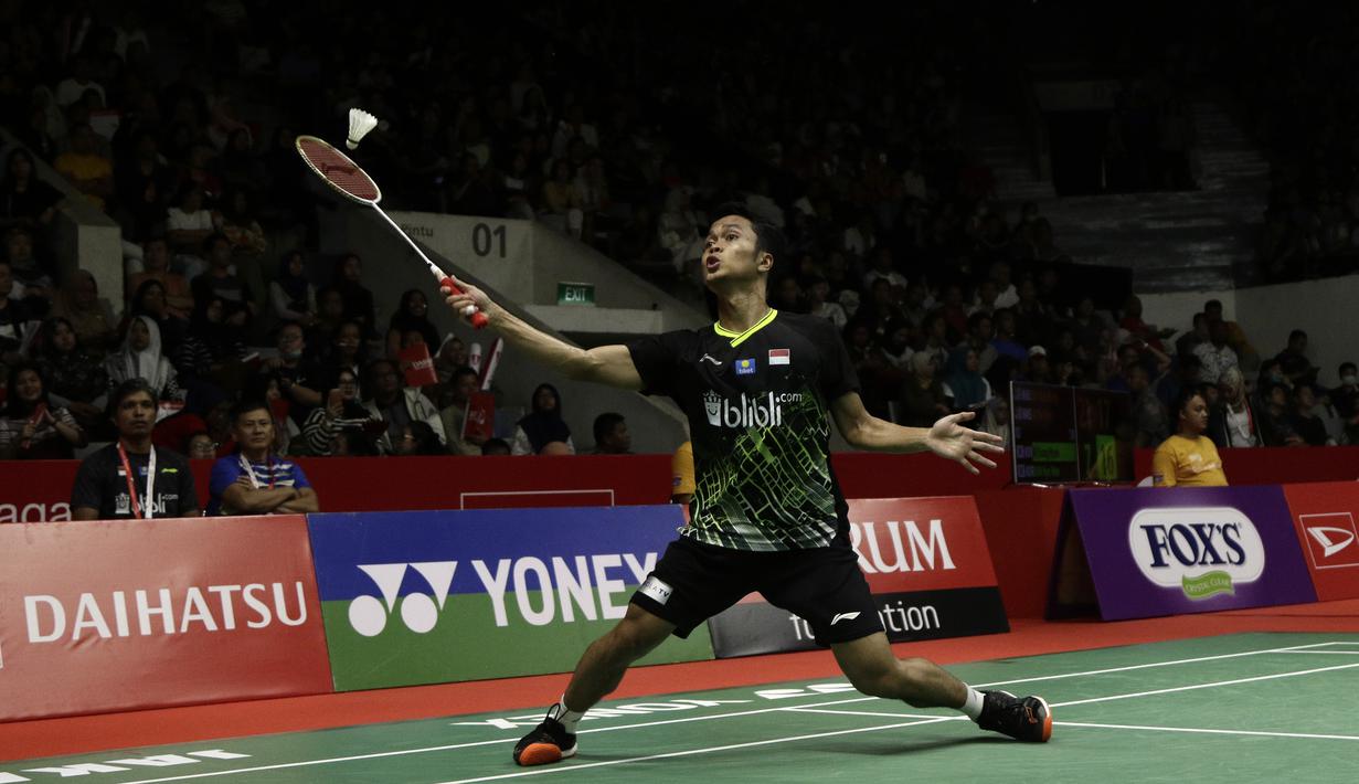 Tunggal putra Indonesia, Anthony Sinisuka Ginting, saat menghadapi tunggal China, Huang Yu Xiang, pada laga Indonesia Masters 2020 di Istora Senayan, Jakarta, Jumat (17/1). Anthony Ginting menang 21-11, 21-14 atas Huang Yu Xiang. (Bola.com/Yoppy Renato)