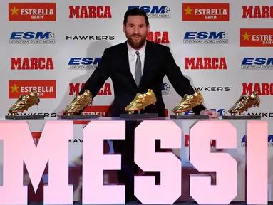 Megabintang Barcelona, Lionel Messi berpose dengan Sepatu Emas Eropa 2018 dan empat trofi lainnya dalam acara di Antiga Fabrica Estrella Damm, Selasa (18/12). Messi berhak atas penghargaan itu setelah mengumpulkan gol terbanyak musim lalu (LLUIS GENE/AFP)
