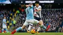 Penyerang Tottenham Hotspur, Son Heung Min berusaha melewati bek City, Pablo Zabaleta pada lanjutan liga Inggris di Stadion Etihad, (14/2). Tottenham menang tipis atas City dengan skor 2-1. (Reuters/Andrew Yates)