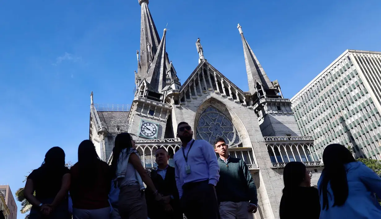 Warga berdiri di luar Katedral Manizales setelah rusak akibat gempa di Manizales, Kolombia, Senin, 10 Agustus 2026.(AP Photo/John Jairo Bonilla)