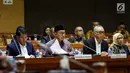 Menteri Agama Lukman Hakim Syaifuddin (kedua kiri) mengikuti rapat kerja dengan Komisi VIII DPR di Kompleks Parlemen Senayan, Jakarta, Kamis (19/9/2019). Rapat tersebut menyepakati RUU Pesantren dan Pendidikan Keagamaan diubah menjadi RUU Pesantren. (Liputan6.conm/Johan Tallo)