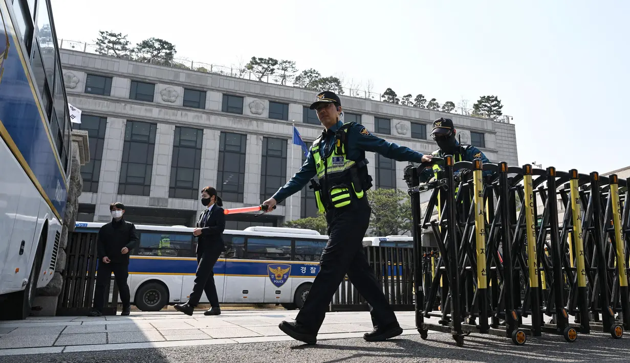 Parlemen Korea Selatan menganggap pengumuman darurat militer oleh Yoon Suk Yeol pada 3 Desember 2024 lalu sebagai upaya menumbangkan pemerintahan sipil dan menjerumuskan negara tersebut ke dalam kekacauan politik. (JUNG YEON-JE/AFP)