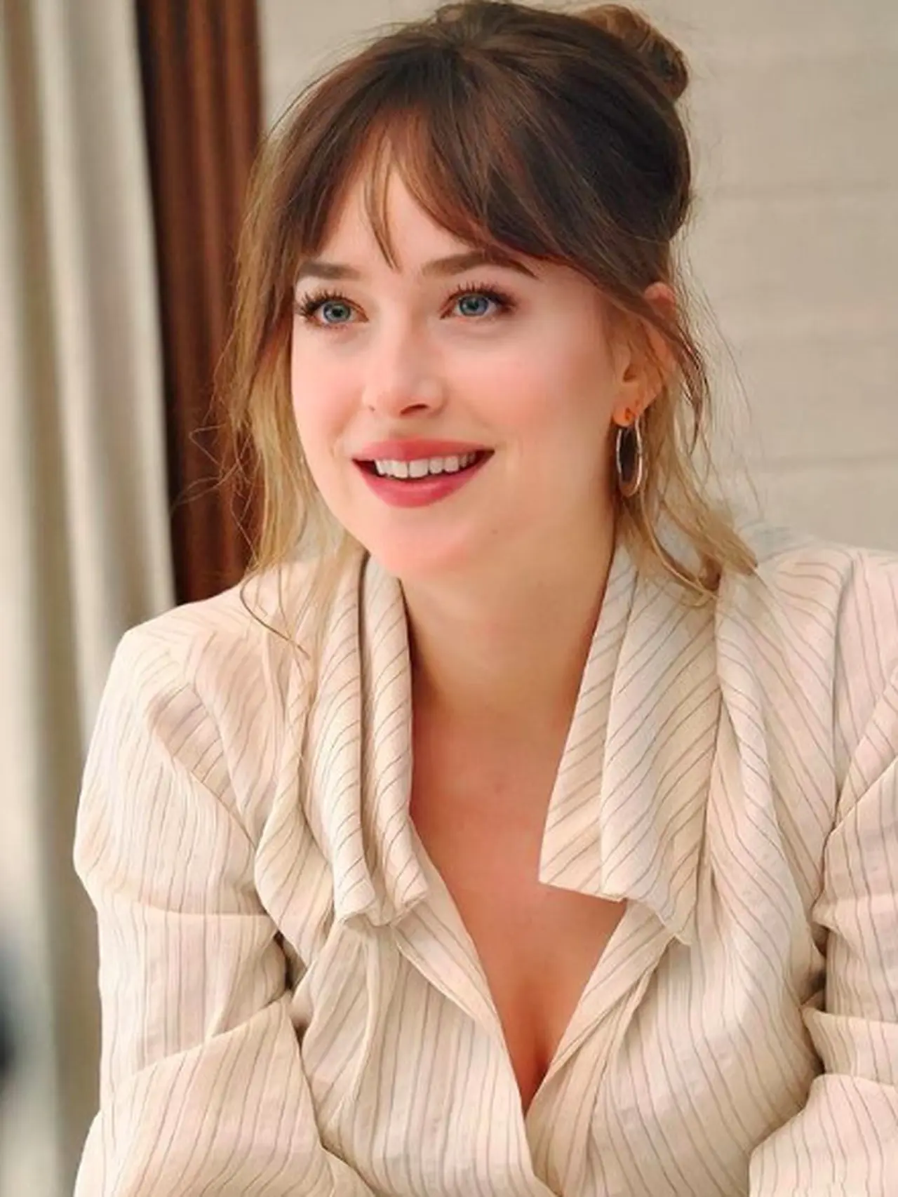 7 Potret Cantik dan Memesona Dakota Johnson, Pacar Vokalis Coldplay ...