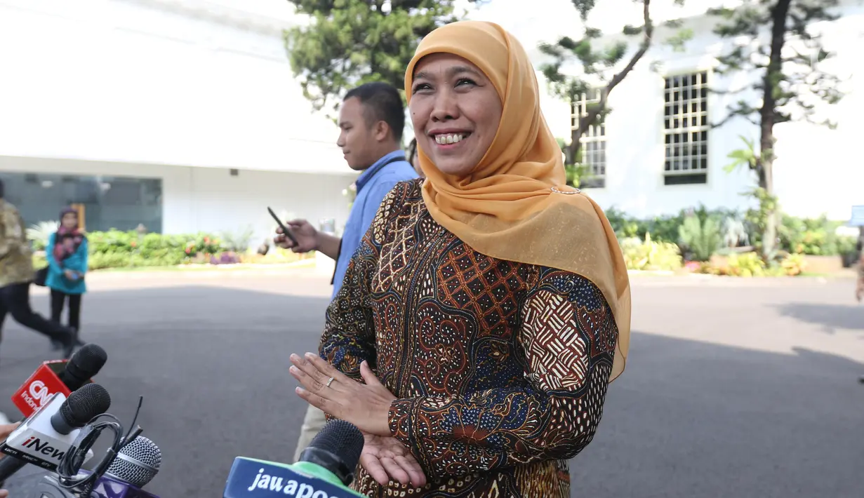 Gubernur Jawa Timur Khofifah Indar Parawansa usai menemui Presiden Joko Widodo di Istana Kepresidenan, Jakarta, Selasa (18/6/2019). Khofifah membahas proyek infrastruktur dan transportasi di Jawa Timur seperti penambahan gerbang Commuter Line, pembangunan MRT dan LRT. (Liputan6.com/Angga Yuniar)