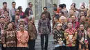 Presiden Joko Widodo (tengah) bersiap untuk berfoto bersama usai membuka Rapat Kerja (Raker) Kepala Perwakilan RI dengan Kementerian Luar Negeri di Istana Negara‎, Kamis (9/1/2020). Pembukaan Raker ditandai dengan pemukulan gong oleh Jokowi didampingi Menlu Retno Marsudi. (Liputan6.com/Angga Yuniar)