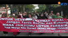 Warga menuntut pengembang Perumahan Royal menepati janjinya, memperbaiki jalan raya yang rusak parah di sejumlah titik.