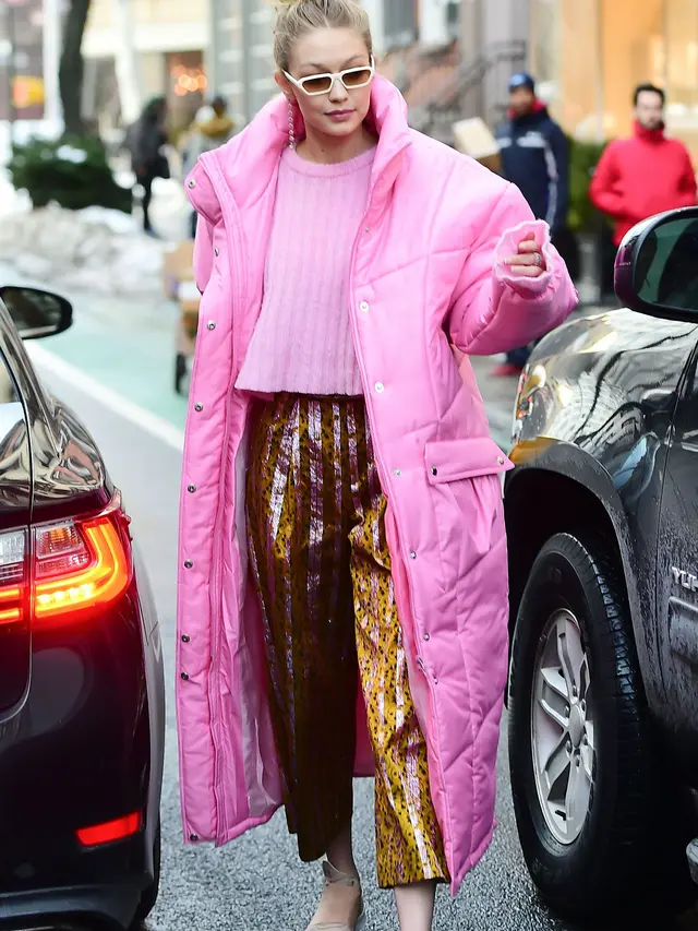 [Bintang] Tidak Terkesan Feminine, Ini Cara Gigi Hadid Padukan Millennial Pink Outfit