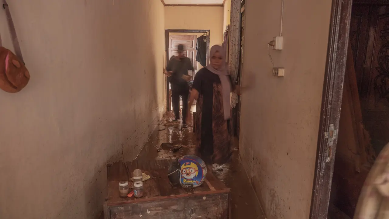 Warga meratapi isi rumah porak poranda akibat banjir bandang di Padang