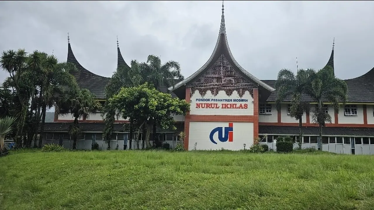 Penampakan kompleks Pesantren Nurul Ikhlas di Sumatera Barat yang letaknya berada di lereng Gunung Marapi. (Istimewa)