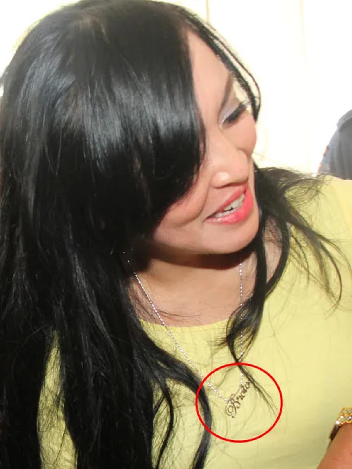 Angie dengan kalung inisial 'Broto'