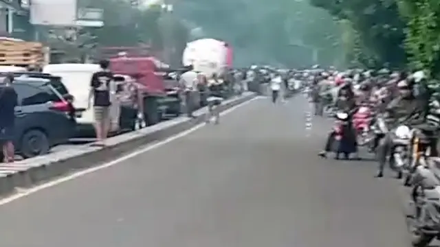 Bentrok antar kelompok membuat kemacetan di Jalan Raya Jakarta-Bogor KM 37, Depok. (Istimewa)