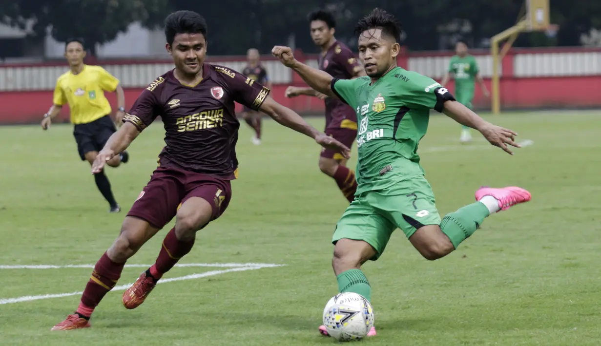 Gelandang Bhayangkara FC, Andik Vermansah, dihadang bek PSM Makassar, Asnawi Mangkualam, pada laga uji coba di Stadion PTIK, Jakarta, Rabu, (5/2/2020). Bhayangkara FC takluk 0-1 dari PSM Makassar. (Bola.com/M Iqbal Ichsan)