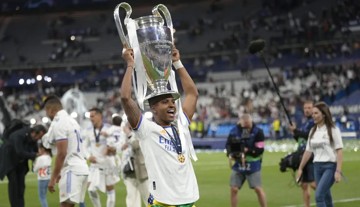 Rodrygo Goes. Sayap kanan berusia 21 tahun yang didatangkan Real Marid dari Santos FC pada awal musim 2019/2020 dengan nilai transfer 45 juta euro juga meraih gelar Liga Champions pertamanya pada musim 2021/2022 ini. Musim ini ia mampu tampil apik meski lebih sering dimasukkan sebagai pemain pengganti. Ia total tampil dalam 49 laga di semua ajang kompetisi dengan torehan 9 gol dan 10 assist. (AP/Kirsty Wigglesworth)