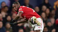 Aaron Wan-Bissaka layak mendapatkan nilai 8 usai menyuguhkan permainan terbaiknya di laga MU kontra The Lilywhites. Wan-Bissaka mampu membuat sejumlah tekel penting dan sering bermain kedepan membantu Ronaldo dan Cavani. (AFP/Paul Ellis)