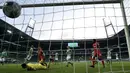 Pemain Bayer Leverkusen, Kai Havertz, mencetak gol ke gawang Werder Bremen pada laga Bundesliga di Weserstadion, Bremen, Senin (18/5/2020). Bayer Leverkusen menang 4-1 atas Werder Bremen. (AP/Stuart Franklin)