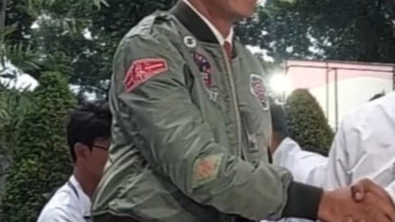 Jaket Bomber dan kemeja Army Look ala Top Gun yang digunakan Ganjar Pranowo ini seolah memberi nyawa tersendiri dalam debat yang membahas isu Pertahanan dan Keamanan. <br>