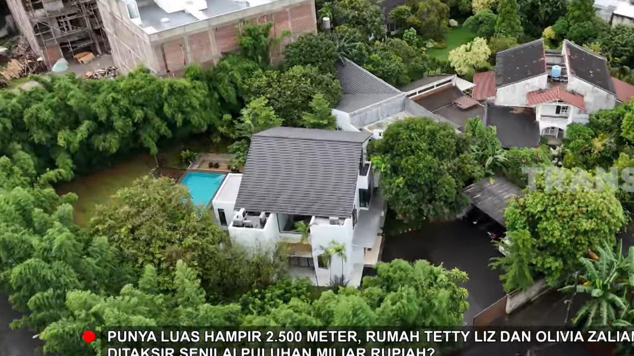 Seluas 2.500 Meter, Potret Rumah Mewah Olivia Adik Marcella Zalianty Banyak Koleksi Lukisan & Barang Antik