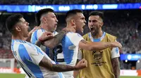 Lautaro Martinez disambut rekan-rekan setim Argentina usai menjebol gawang Chile pada laga kedua Grup A Copa America 2024, Rabu (26/6/2024) pagi WIB. (AP/Julia Nikhinson)