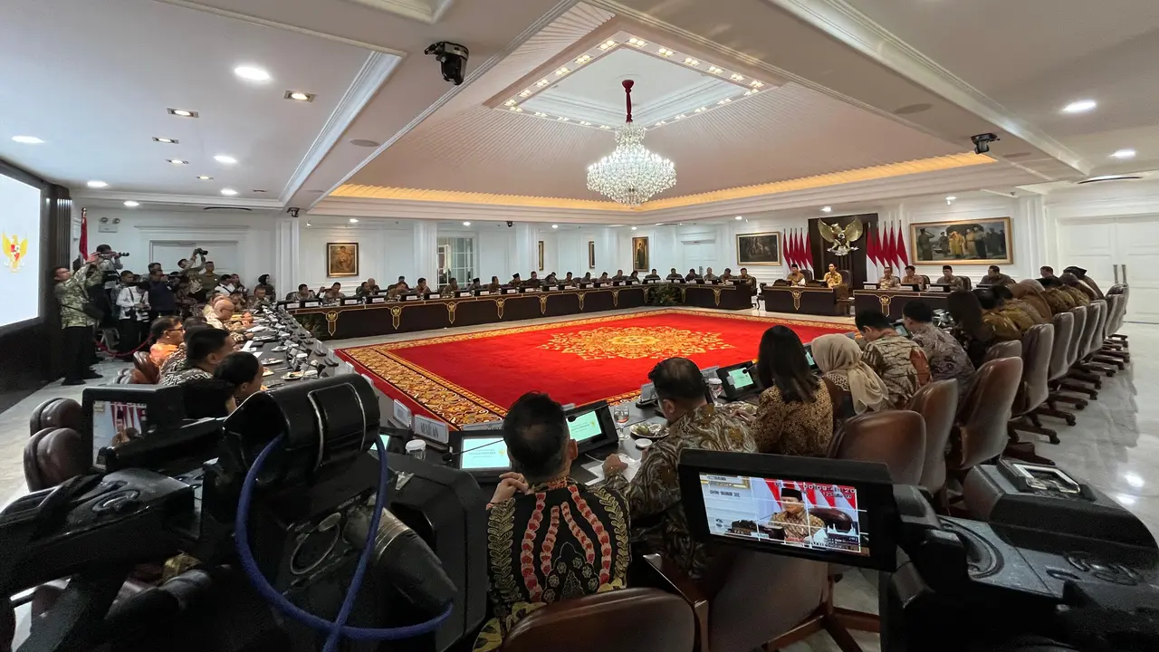 Presiden Prabowo Subianto memimpin sidang kabinet paripurna perdana di Kantor Presiden Jakarta, Rabu (23/10/2024).