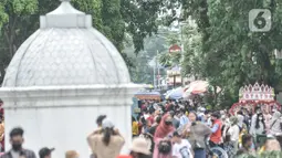 Wisatawan saat memadati kawasan Kota Tua, Jakarta, Rabu (4/5/2022). Kawasan Kota Tua menjadi salah satu destinasi favorit warga baik dari dalam maupun luar Jakarta untuk mengisi waktu libur Lebaran bersama keluarga. (merdeka.com/Iqbal S Nugroho)