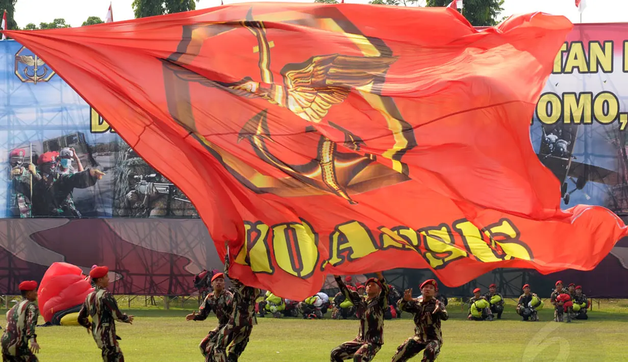 Beberapa prajurit berusaha menangkap bendera Kopassus yang dibawa salah satu peterjun saat upacara serah terima jabatan Danjen Kopassus di Markas Kopassus, Cijantung, Jaktim, (24/10/2014). (Liputan6.com/Helmi Fithriansyah)