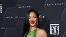 Rihanna berpose saat perayaan produk kecantikannya Fenty Beauty dan Fenty Skin di Goya Studios, Los Angeles, California, Amerika Serikat, 11 Februari 2022. Rihanna diketahui tengah hamil anak pertama dengan kekasihnya, A$AP Rocky. (Mike Coppola/Getty Images/AFP)