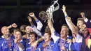 <p>Gianluca Vialli. Striker asal Italia yang memperkuat Chelsea mulai 1996/1997 namun akhirnya merangkap sebagai pelatih pada Februari 1998 ini mampu mempersembahkan 1 trofi Eropa berupa Piala Winners musim 1997/1998 hanya 3 bulan setelah ia merangkap jabatan ditambah 1 trofi Piala Super Eropa 1998. Ia mulai fokus sebagai pelatih Chelsea pada 1999/2000 usai pensiun sebagai pemain pada 1999. Ia juga sukses merengkuh trofi domestik berupa 2 Piala FA, 1 Piala Liga dan 1 Charity Shield. (AFP/Scanpix Sweden/Tobias Rostlund)</p>