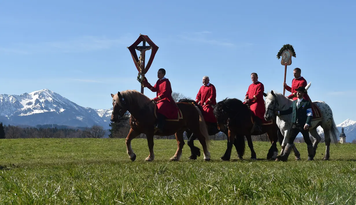 Clericalists mengikuti perayaan tradisional St Georgi Ride di Traunstein, Jerman (4/2). Dalam acara ini peserta melakukan ziarah dengan menaiki kuda dari kota Bavarian Traunstein ke kapel Ettendorf. (AFP Photo/Christof Stache)