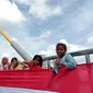 Bendera merah putih sepanjang 770 meter, membentang di Teluk Kendari saat perayaan HUT ke-77 RI.