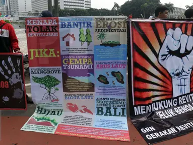 Sejumlah aktivis melakukan aksi bertajuk "Reklamasi Teluk Benoa Bali Harga Mati" saat Car Free Day, Jakarta, Minggu (20/3/2016). Mereka mendukung revitalisasi karena memberi banyak keuntungan kepada warga Bali. (Liputan6.com/Johan Tallo)