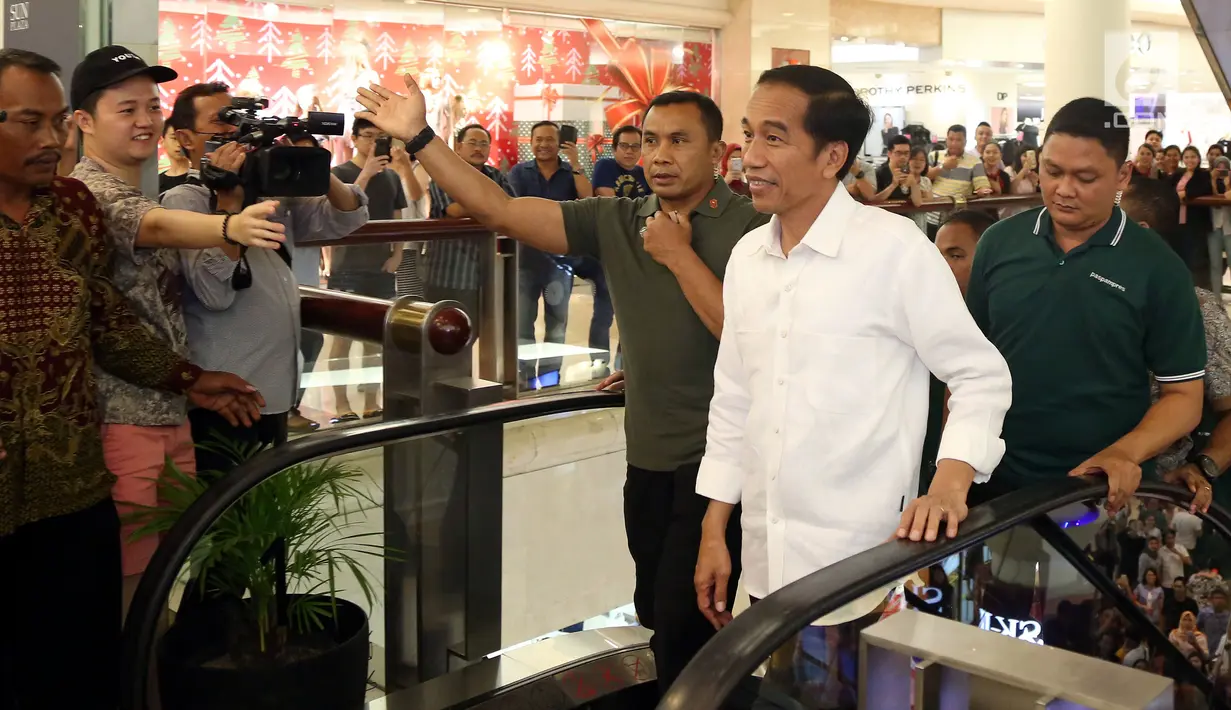Presiden Joko Widodo menyapa warga ketika tiba di Sun Plaza Medan, Sumatera Utara, Jumat (24/11). Ditengah kesibukannya Jokowi menyempatkan diri bermain dengan cucu, Jan Ethes Srinarendra. (Liputan6.com/Johan Tallo)